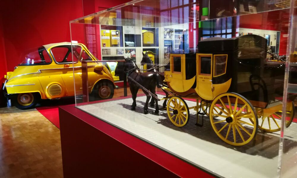 Blick in das Museum für Kommunikation Nürnberg mit Post-Isetta und Miniatur-Postkutsche