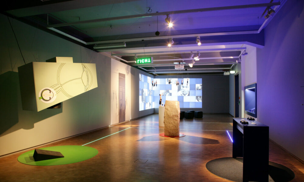 Ausstellungsobjekte im Eingangsbereich.