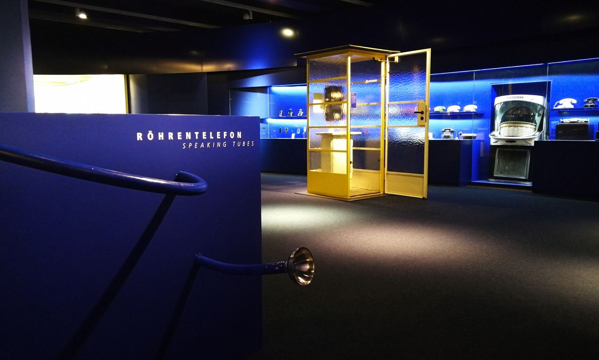 Blick in den ersten Raum des Museums für Kommunikation Nürnberg. Er widmet sich dem Hören und Sprechen.