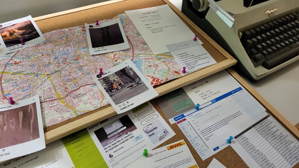 Die Requisiten-Pinnwand aus dem Hackerzimmer des Escape Rooms im Museum für Kommunikation in Nürnberg