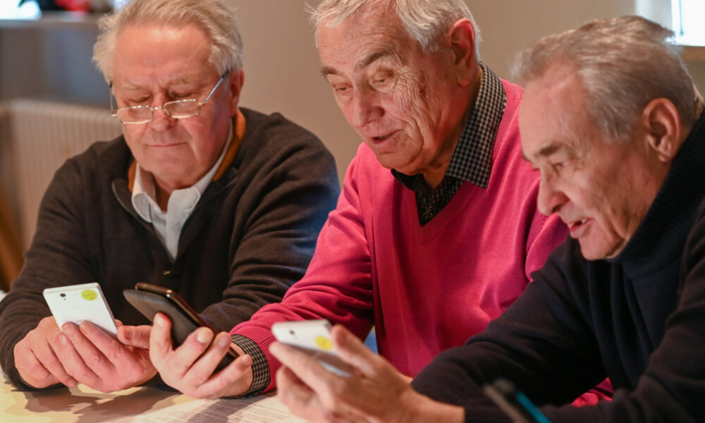 Senioren mit Smartphones, Museum für Kommunikation