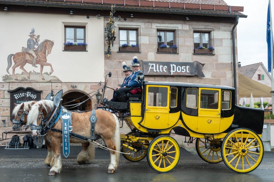 Die historische Museumspostkutsche des Museums für Kommunikation steht in Kraftshof (Nbg.) vor dem Gasthof Alte Post