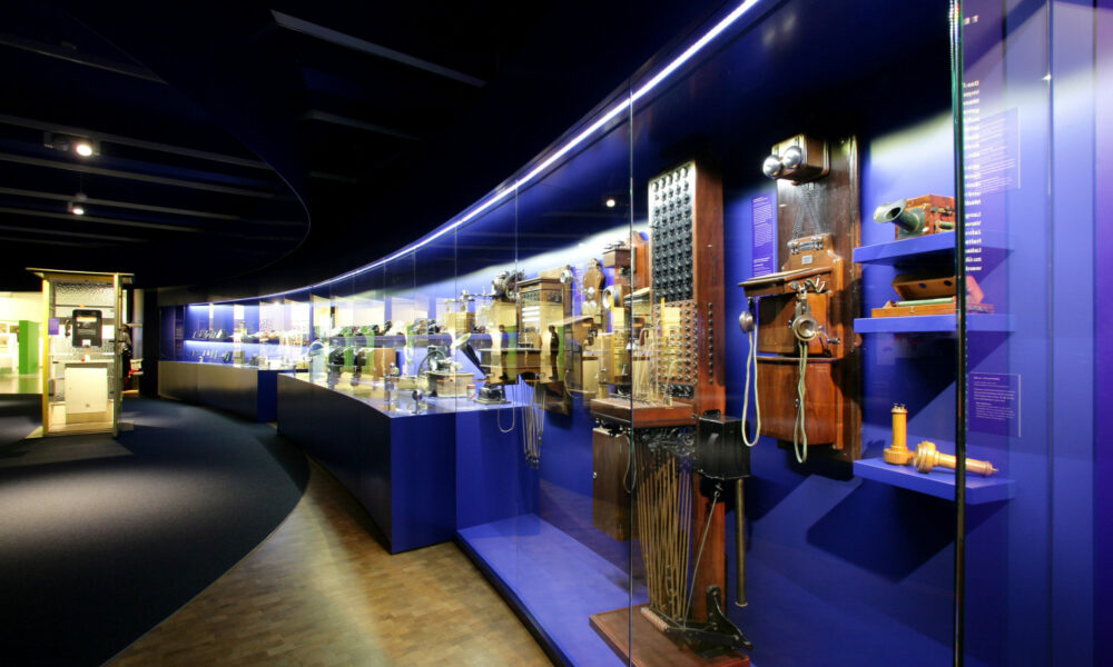 Historische Telefone im Museum für Kommunikation Nürnberg