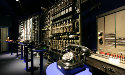 Historische Telefonvermittlungsanlagen mit Telefonen im Museum für Kommunikation