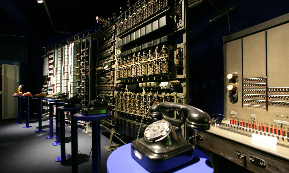 Historische Telefonvermittlungsanlagen mit Telefonen im Museum für Kommunikation
