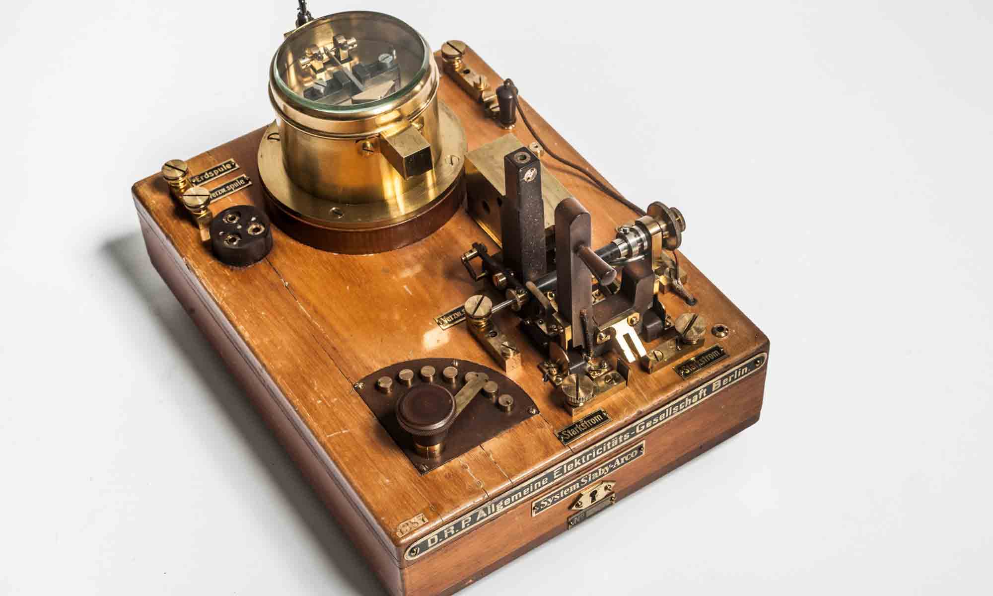 Objekt in der Google Arts and Culture Ausstellung zur Die Erfindung des Funks ein technischer Apparat in Messing auf einem Holzkästchen, Museum für Kommunikation