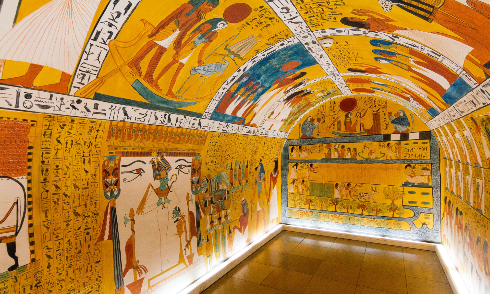 Man sieht in die Grabkammer des Sennedjem im Museum für Kommunikation