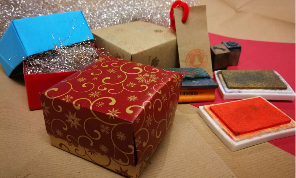 Beispielbild: weihnachtliche Päckchen,Stempelkissen, Geschenkpapier